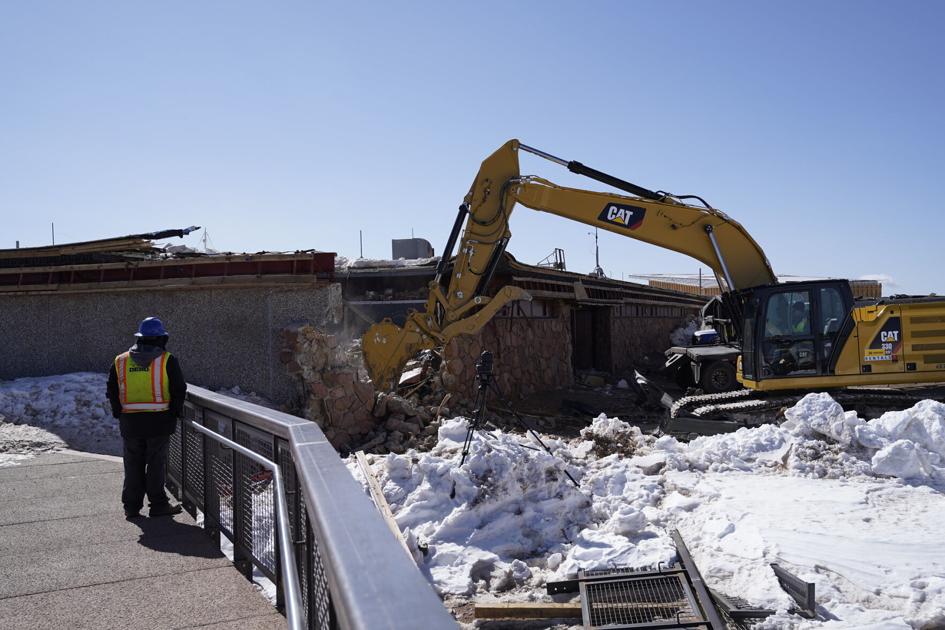 Crews begin demolition of Pikes Peak Summit House | OutThere Colorado