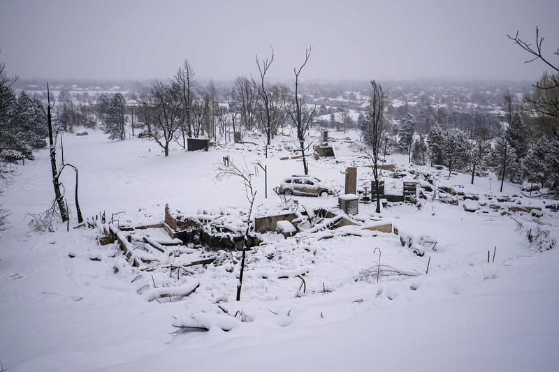 Snow puts out Colorado wildfires with 3 people missing and nearly 1,000 homes burned