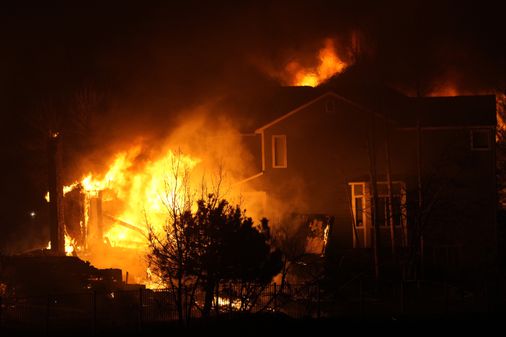 Thousands flee as Colorado wildfires burn hundreds of homes – The Boston Globe