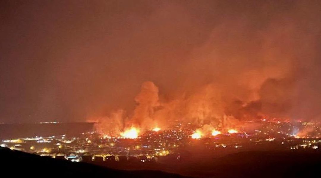 Fast-moving wildfire tears through hundreds of homes in Colorado