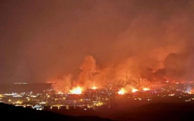 Fast-moving wildfire tears through hundreds of homes in Colorado